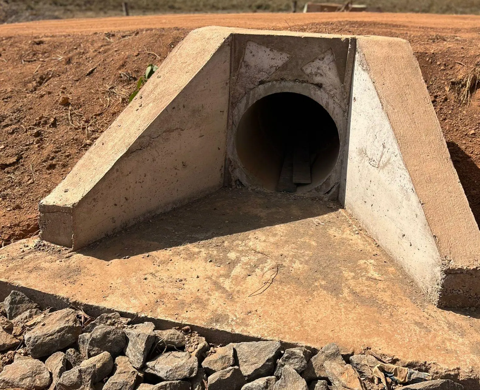 Bueiros são construídos e levam mais infraestrutura às comunidades rurais de Carmolândia