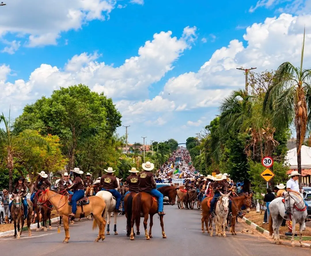 ExpoCarmo 2026 termina em grande estilo com cavalgada, rodeio e shows que fizeram história em Carmolândia