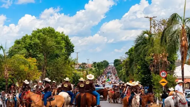 ExpoCarmo 2026 termina em grande estilo com cavalgada, rodeio e shows que fizeram história em Carmolândia