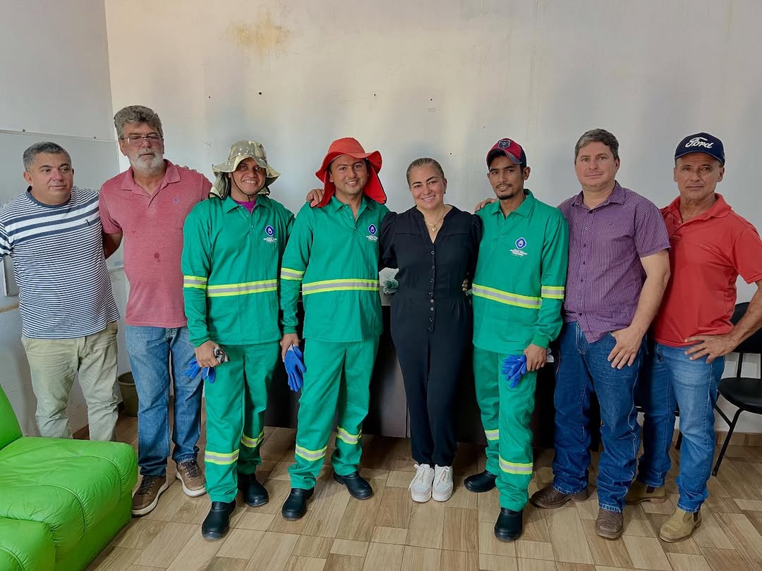 Secretaria de Infraestrutura entrega novos uniformes para Equipe de Limpeza Urbana de Carmolândia