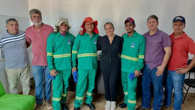 Secretaria de Infraestrutura entrega novos uniformes para Equipe de Limpeza Urbana de Carmolândia
