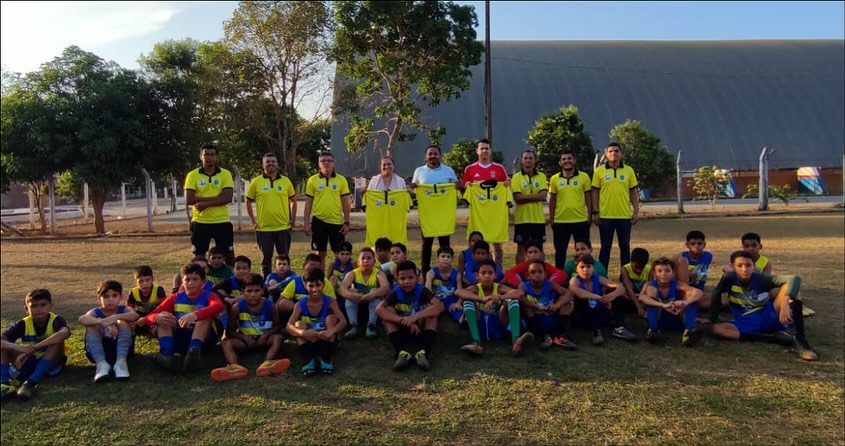 Entrega dos Uniformes – Escolinha de Futebol Show de Bola 10 na Escola