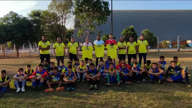 Entrega dos Uniformes – Escolinha de Futebol Show de Bola 10 na Escola